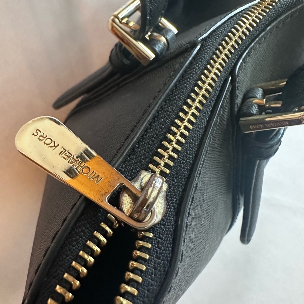 Michael Kors Large Voyager Tote - Picture 4 of 9